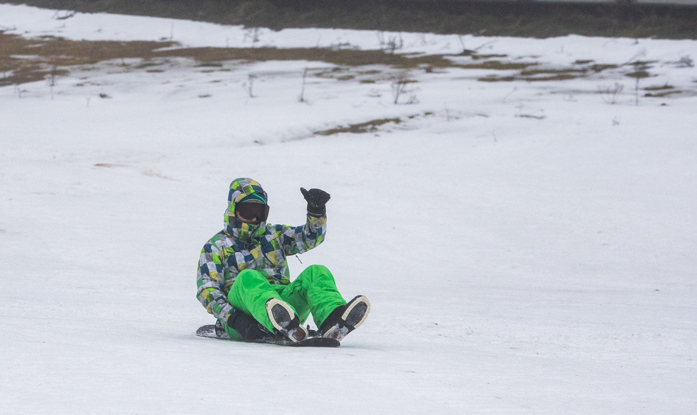 Un aficionado, sobre una tabla de snow