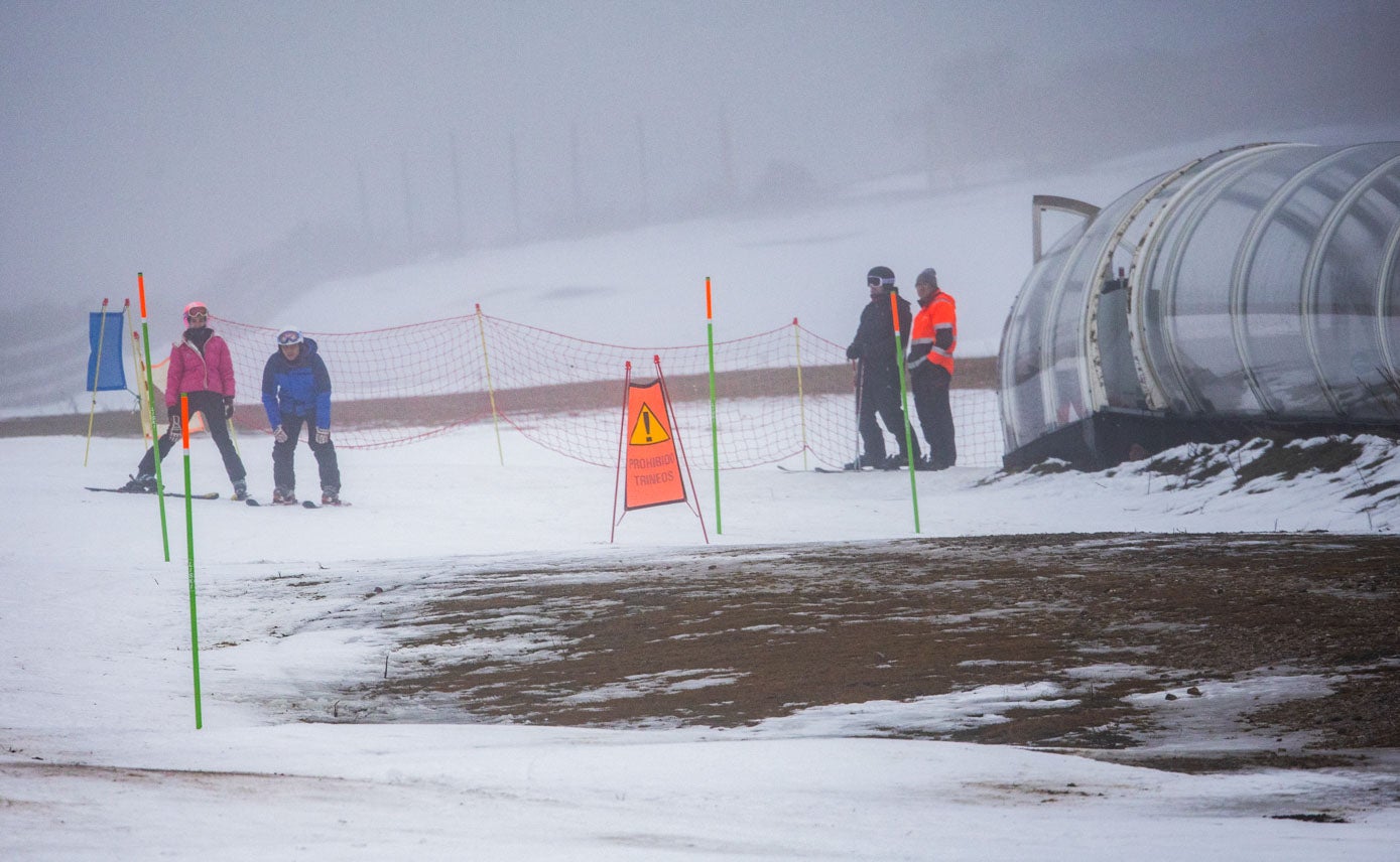 Los usuarios de la instalación temen que «vuelva a cerrar pronto» sus puertas ante la escasez de nieve esquiable