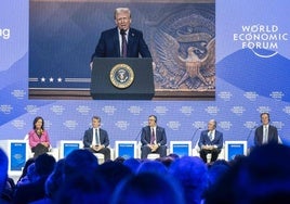 Trump intervino por videoconferencia en el Foro de Davos. A la izquierda, Ana Botín.