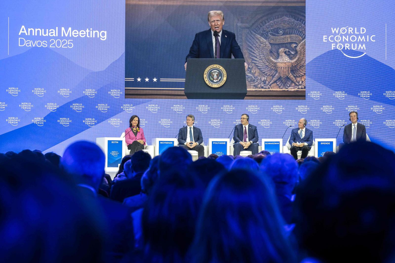 Trump intervino por videoconferencia en el Foro de Davos. A la izquierda, Ana Botín.