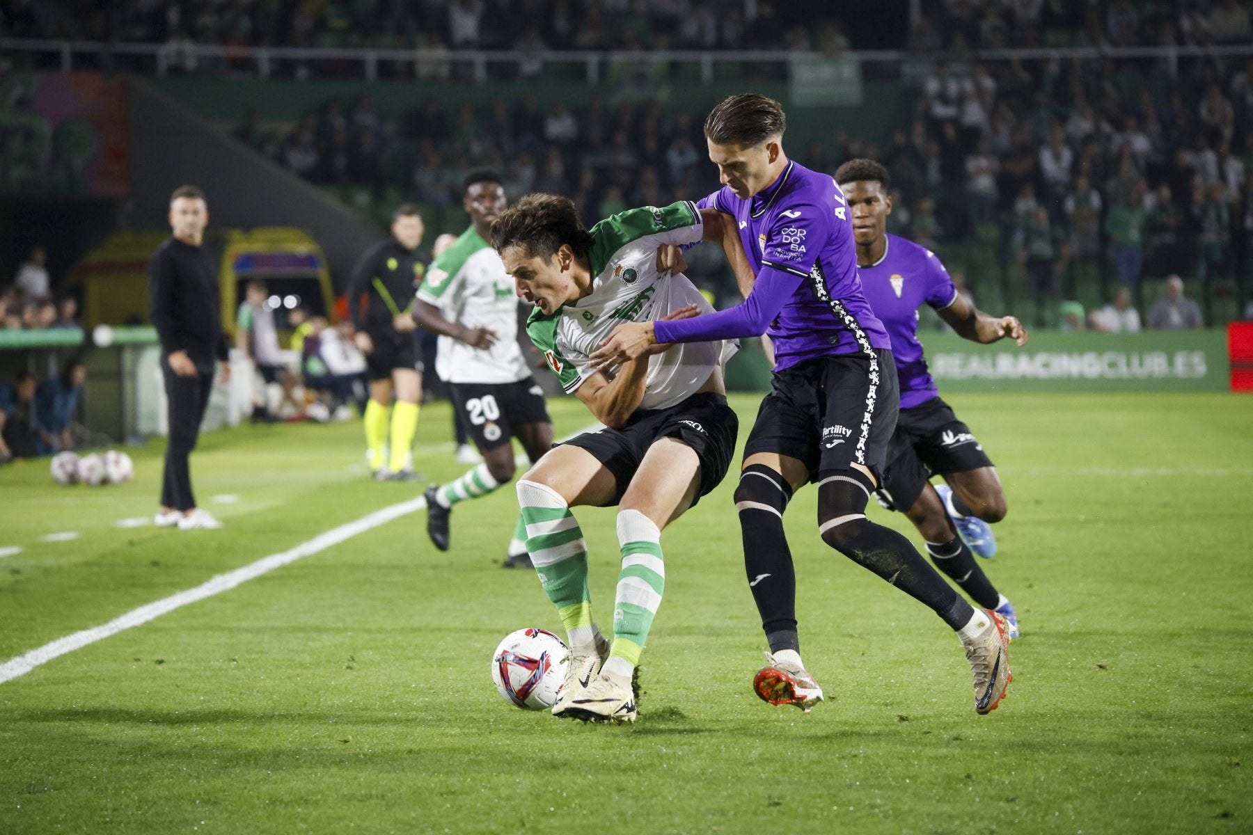 Marco Sangalli, del Racing, protege la pelota ante un futbolista del Córdoba en el partido que se disputó en El Sardinero.