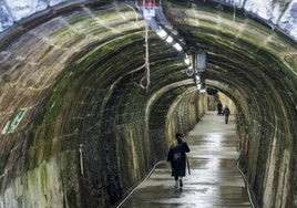 Varios peatones atraviesan el túnel de Tetuán, que conecta El Sardinero y el centro de Santander.