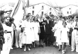 El Doctor Madrazo, cogido del brazo por la dirigente socialista Matilde de la Torre, el 11 de septiembre de 1932 con motivo de la inauguración de su monumento en Vega de Pas.
