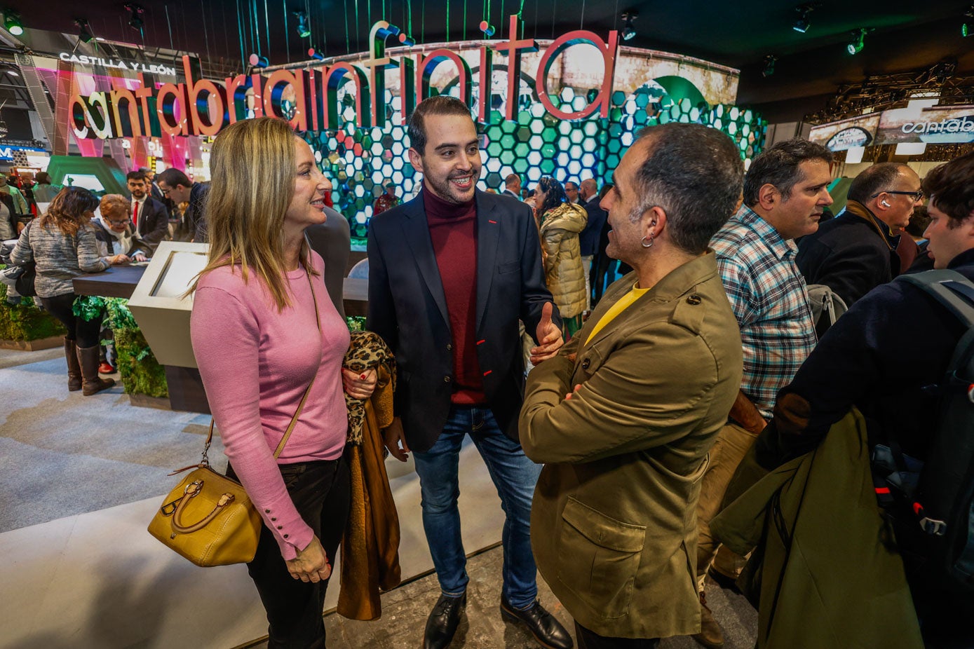 Bárbara Gutiérrez, Eduardo Lamadrid y Eneko Valle, representantes de la Asociación de Empresarios de Hostelería (los dos primeros) y de la Asociación de Campings (el tercero)