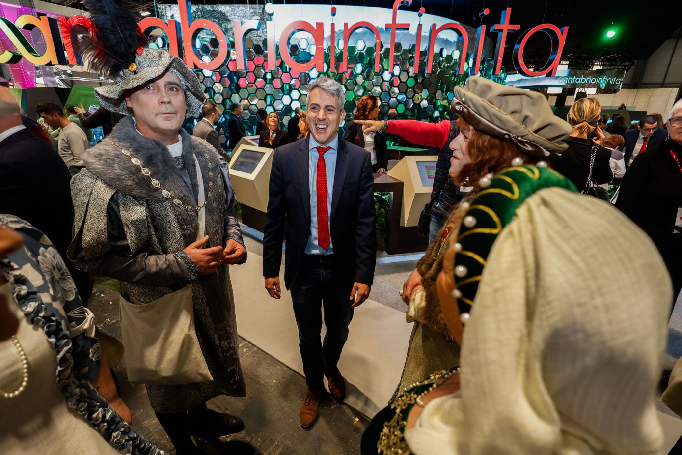 Pablo Zuloaga, secretario general de los socialistas cántabros, con el emperador Carlos V y su cronista