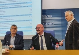 El consejero César Pascual, junto a Miguel Ángel Soria, al término de una rueda de prensa.