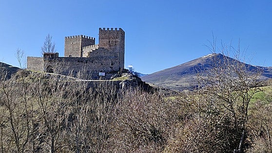 El camino que custodia un castillo