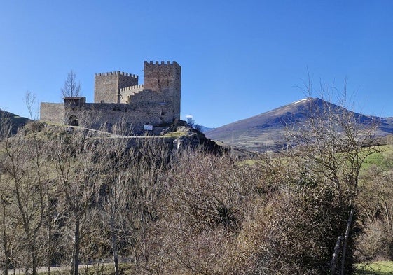 El castillo de Argüeso aparece ya en el tramo final de la ruta.