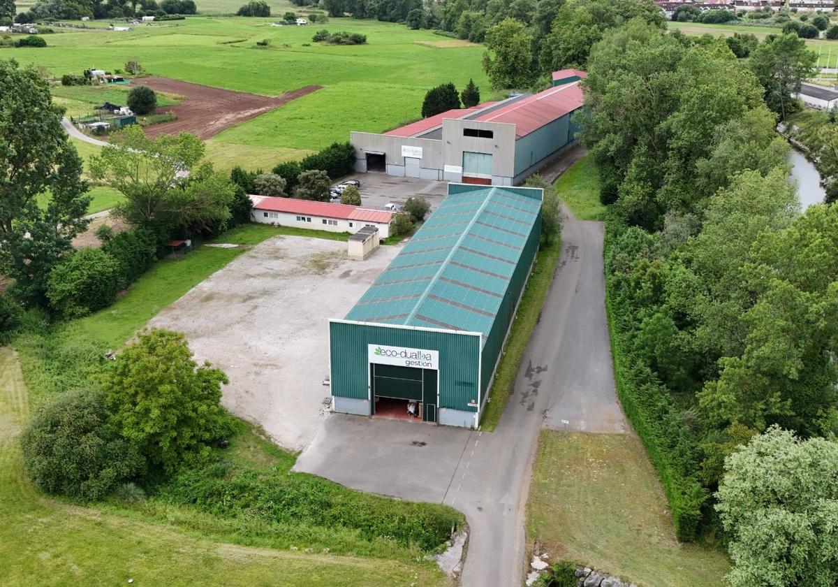 Instalaciones de la empresa Ecodualba, en Piélagos, donde se creará una planta piloto para el estudio.