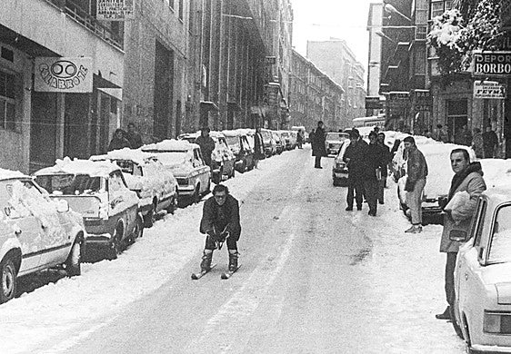 Esta es una de las imágenes más simbólicas de la nevada de Santander de 1985, en la que un esquiador baja por la calle Guevara.