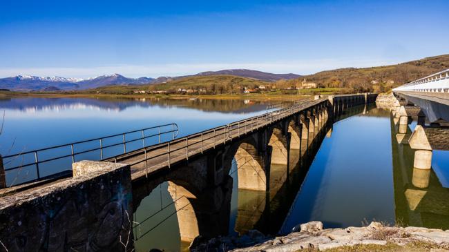 Imagen antes - El pantano del Ebro se recupera: está medio lleno y con el doble de agua embalsada que el año pasado