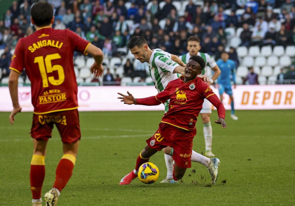 Suleiman Camara se cae en una acción del encuentro.