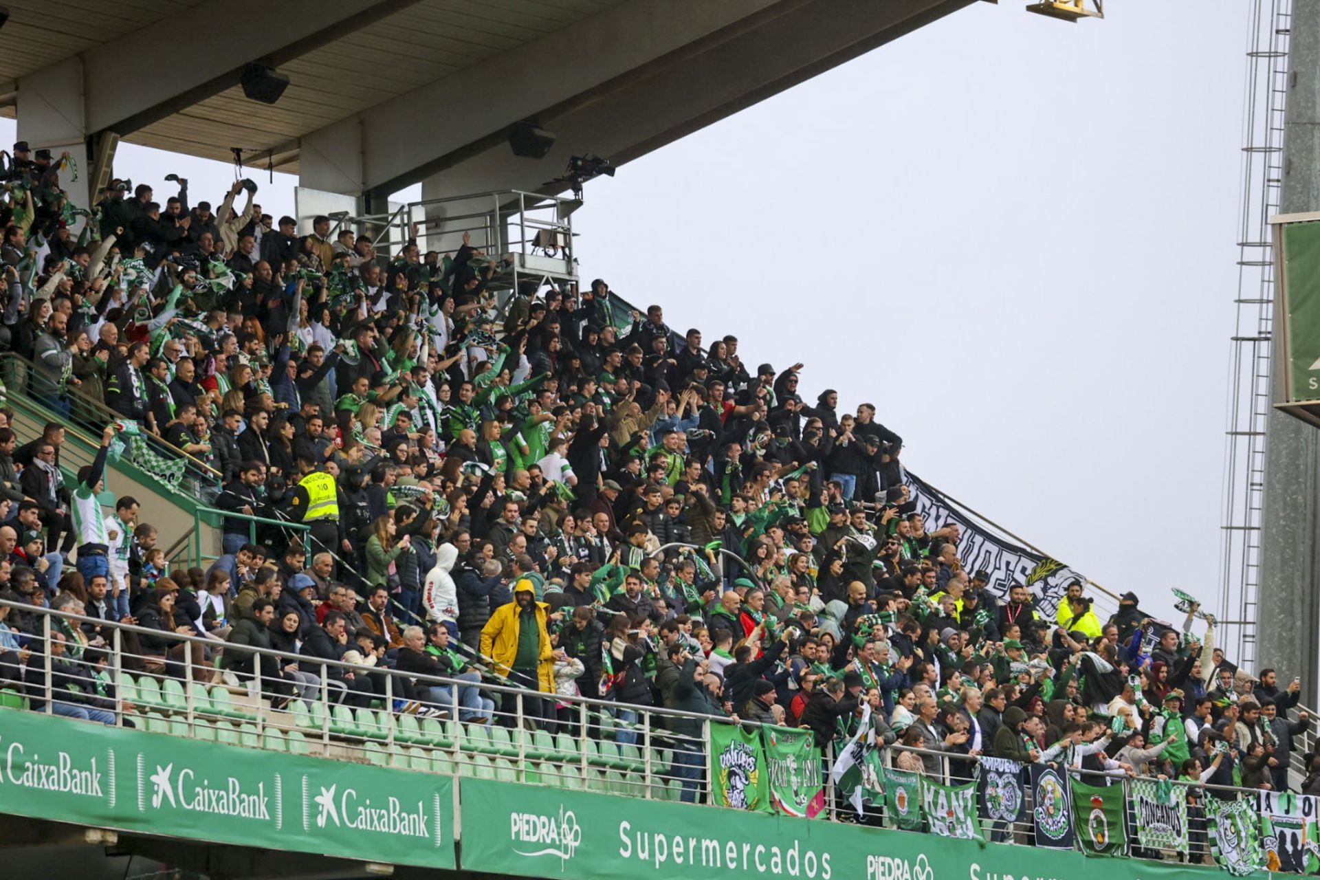 Más de 400 aficionados del Racing se desplazaron hasta Córdoba.