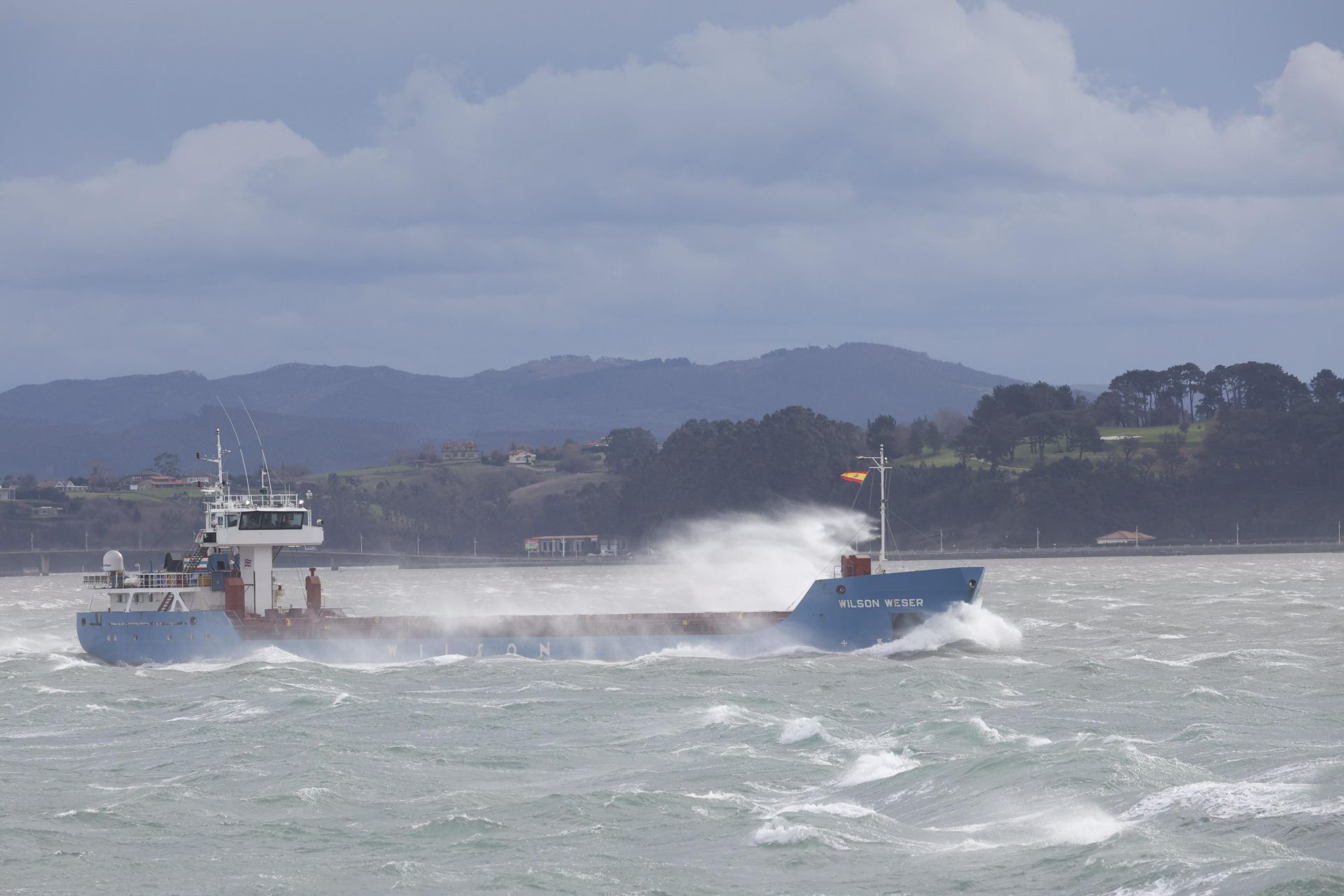 El viento dispara las olas contra los barcos que surcan la bahía