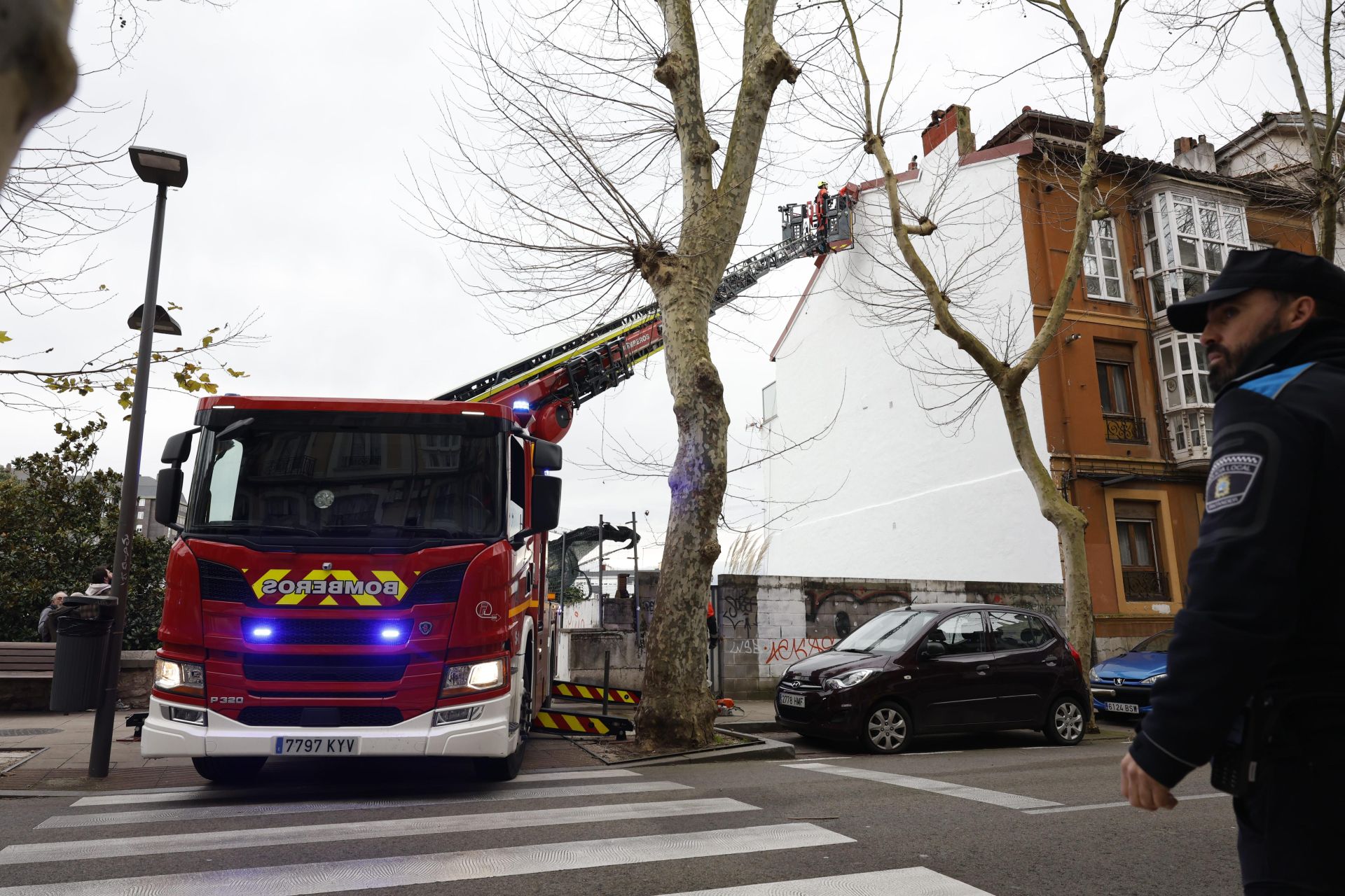 Bomberos de Santander movilizados en el Paseo Menéndez Pelayo para asegurar un tejado