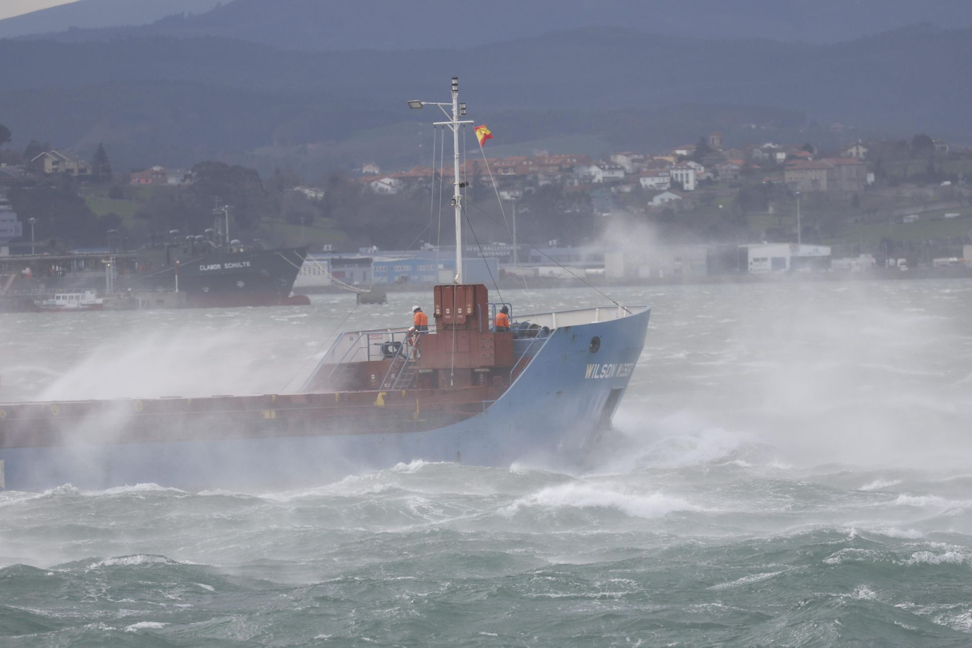 Faenar en la bahía esta mañana ha sido muy complicado por el viento Sur