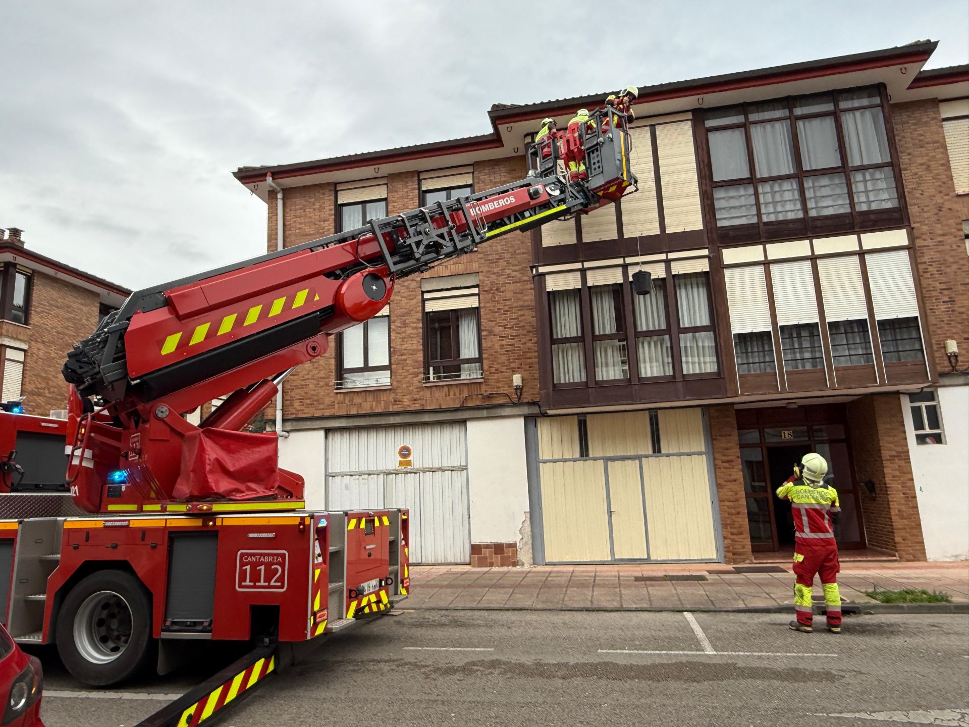 Bomberos de Valdáliga aseguran una fachada en Cabezón de la Sal