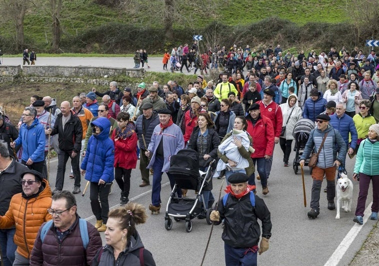 Cientos de personas participaron este domingo en la subida en albarcas a La Montaña.