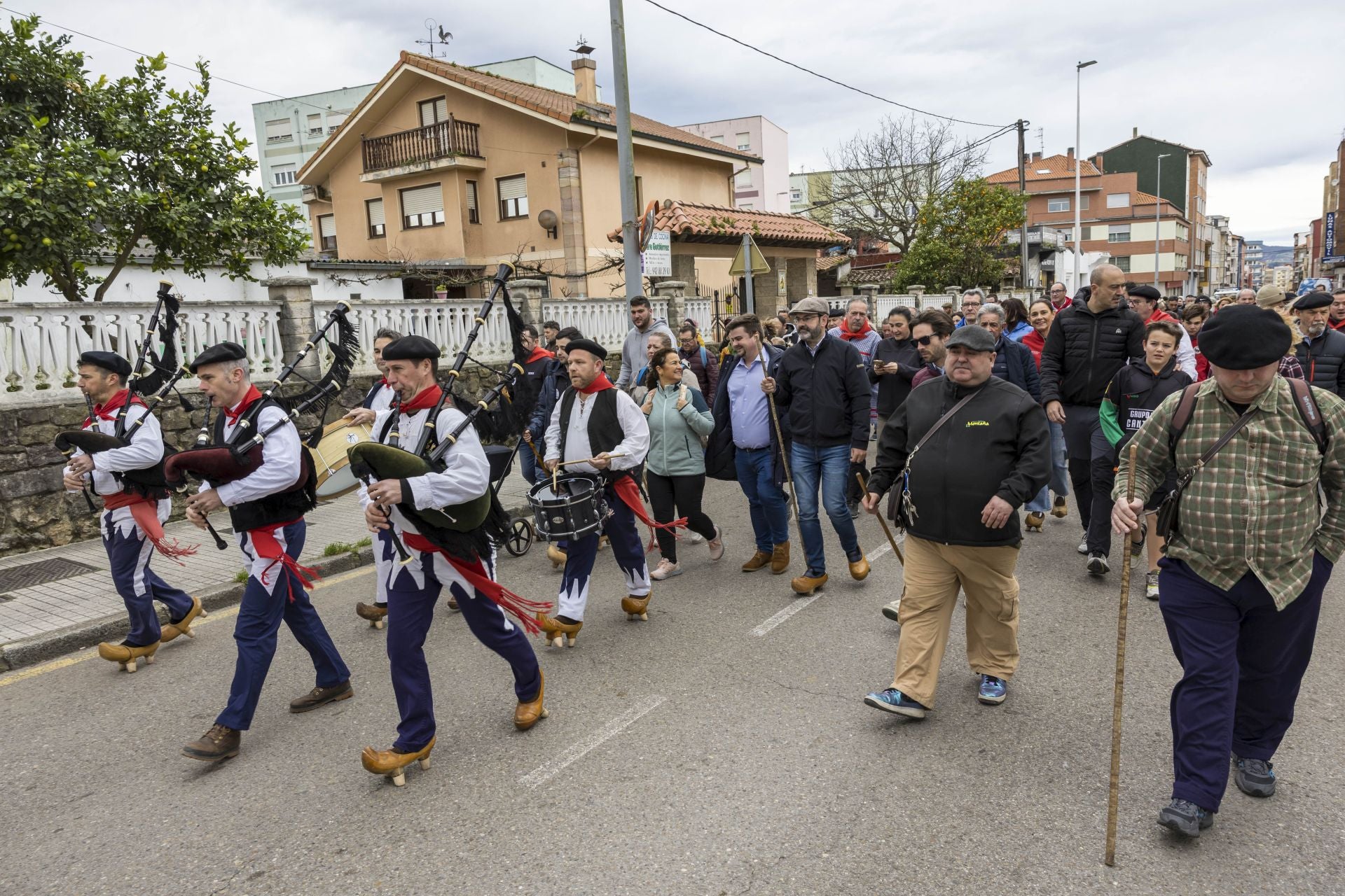 La banda de gaitas Traslarroza, de Cabezón de la Sal, se sumó por segundo año consecutivo a la celebración de esta romería.