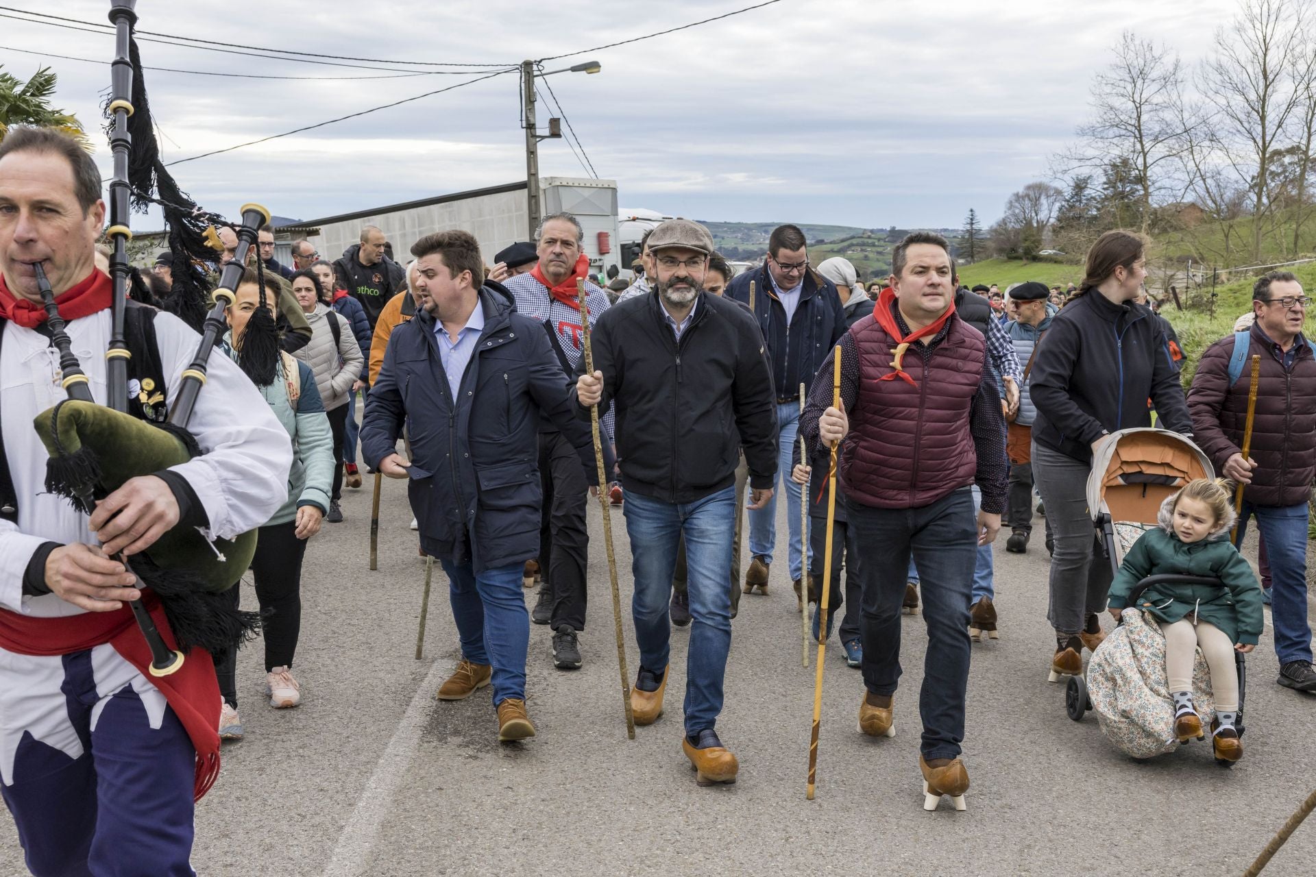 La consejera de Inclusión Social, Begoña Gómez del Río; el portavoz municipal del PP en el Ayuntamiento de Torrelavega, Miguel Ángel Vargas; y el primer teniente de alcalde, José Luis Urraca Casal, durante la subida a La Montaña.