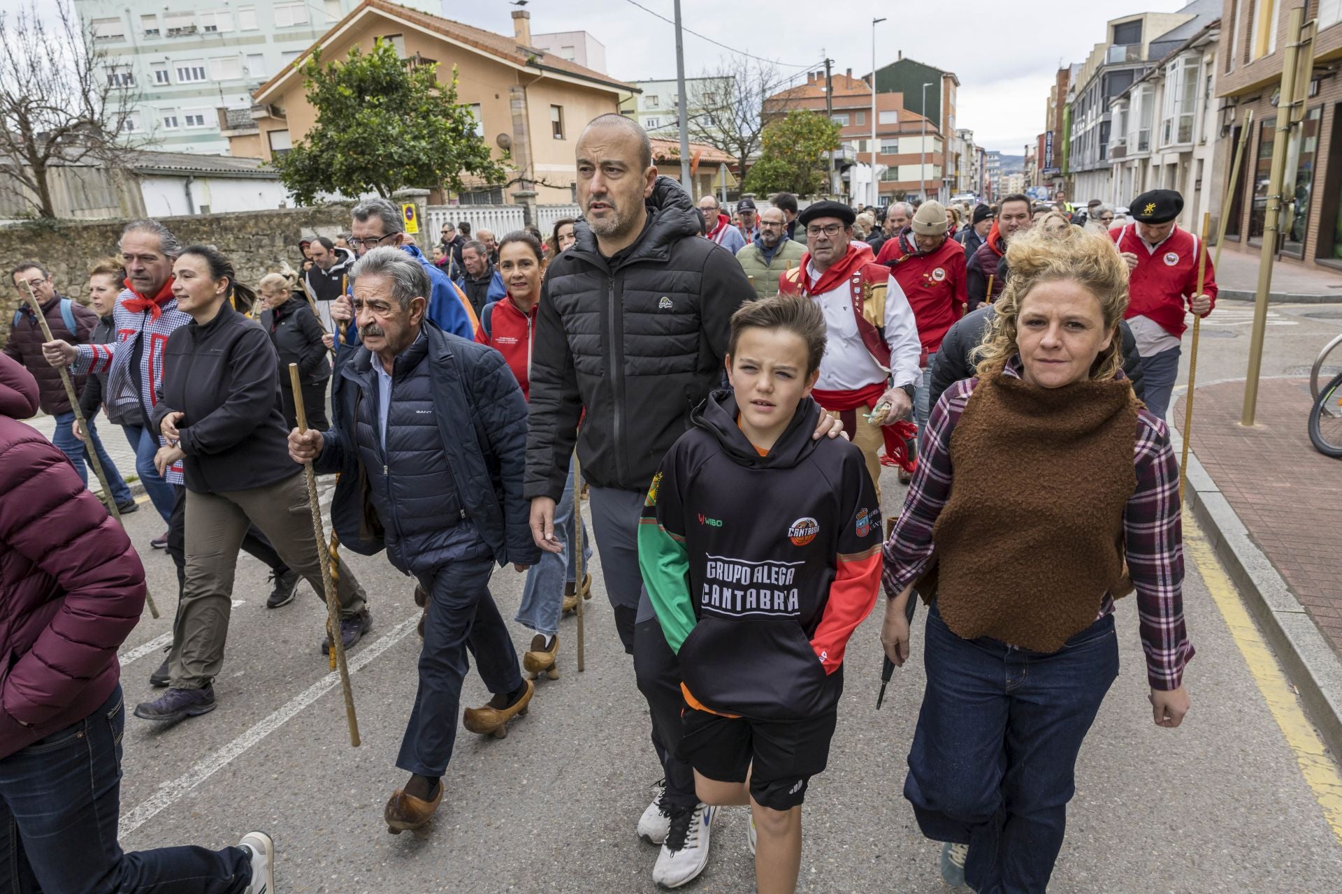 El alcalde de Torrelavega, Javier López Estrada, junto al expresidente de Cantabria, Miguel Ángel Revilla, durante la marcha.