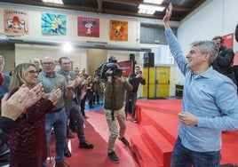 Zuloaga saluda a los militantes en el acto, con la delegada del Gobierno en primera fila.