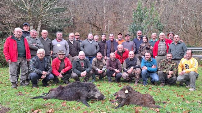 Los cazadores de la 38 que manda Manuel San Román, con el par de jabalíes abatido en Peña Fresneda.