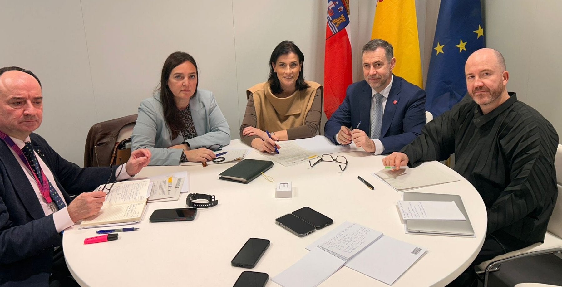 Imagen de la reunión mantenida en Madrid con la presencia, de izquierda a derecha, del subdirector gerente, Julián González Gil; la concejala de Cultura, Noemí Méndez; la alcaldesa de Santander, Gema Igual; el consejero de Cultura, Luis Martínez Abad, y Manuel Segade, director del Reina Sofía.