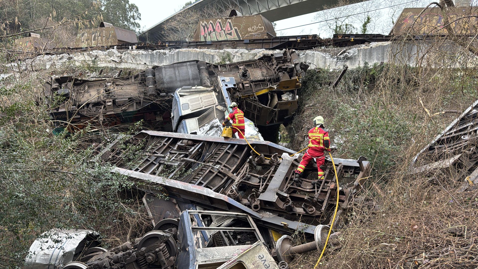 Así ha quedado el convoy, que transportaba 559 toneladas bobinas metálicas, tras el accidente.