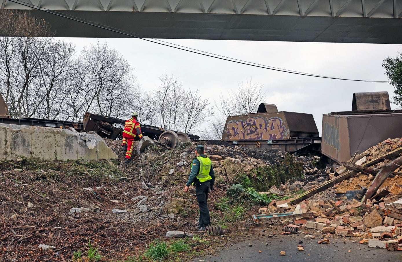 Bomberos y Guardia Civil trabajan en la zona. 