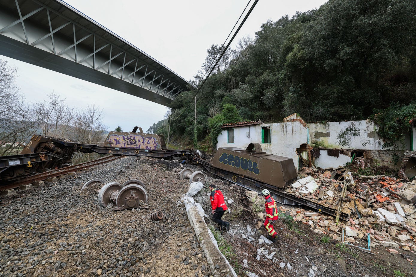 La pasarela ha quedado muy afectada y técnicos de Carreteras del Gobierno de Cantabria que se encuentran en el lugar han indicado que creen que se tendrá que intervenir.