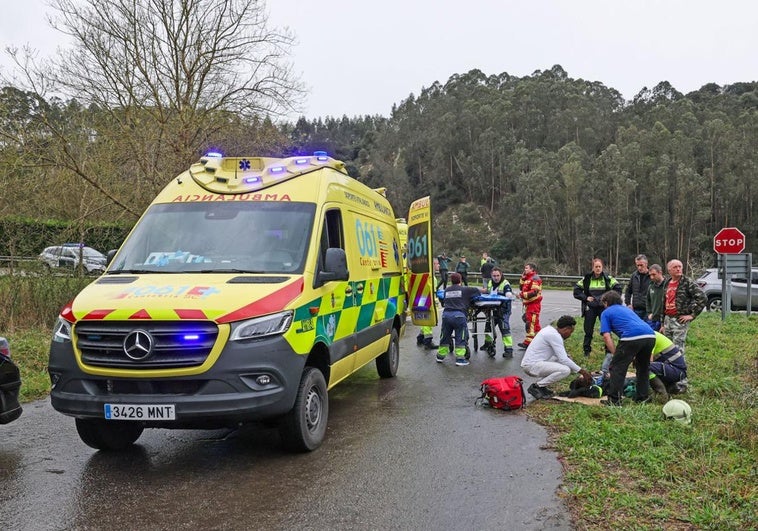 Los médicos atienden al maquinista herido junto a Andrés Rubín (de azul) que le ayudó a salir del habitáculo.