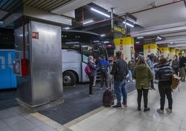 Los usuarios del autobús interurbano en Cantabria seguirán disfrutando, de momento, de un descuento del 50% en los billetes.