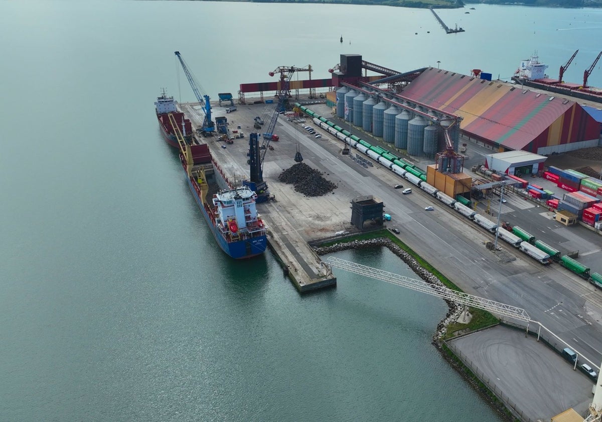 Vista aérea del Muelle de Raos 5 del Puerto de Santander.