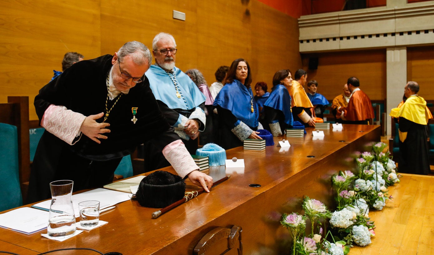 Pazos, en la mesa presidencial, junto a los vicerrectores Tomás Mantecón y Matxalen Llosa. 