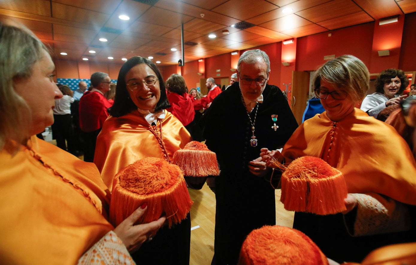 López y Pazos se han encontrado antes de que diera comienzo el acto solemne por la festividad de Santo Tomás de Aquino. 