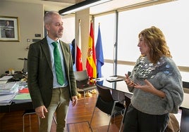 El consejero y la regidora municipal durante su entrevista en el despacho de Educación,