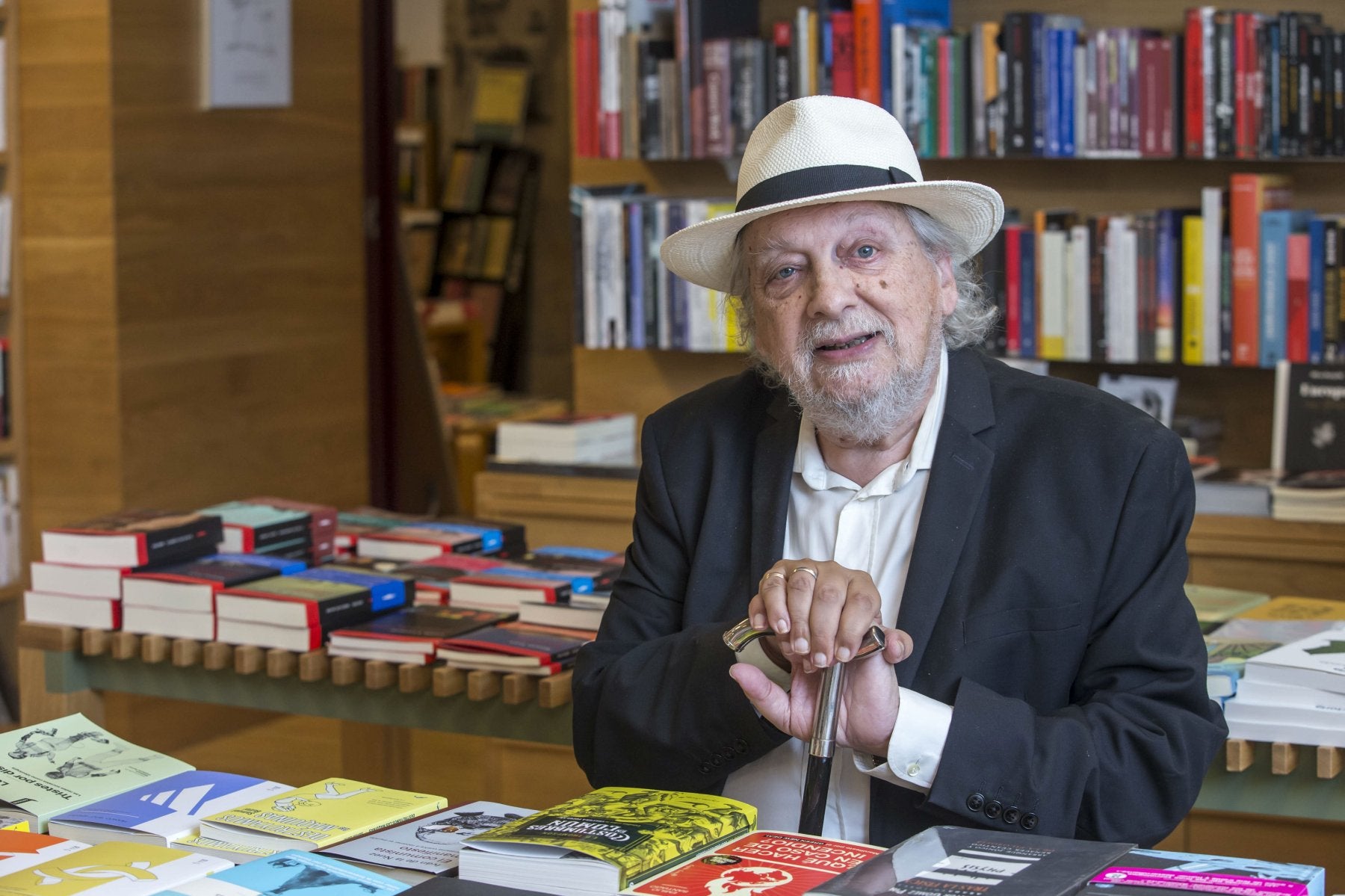 El poeta Marcos-Ricardo Barnatán en un acto celebrado en Librería Gil.