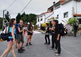 Peregrinos a las puertas del albergue La Cabaña del Abuelo Peuto, en Güemes.