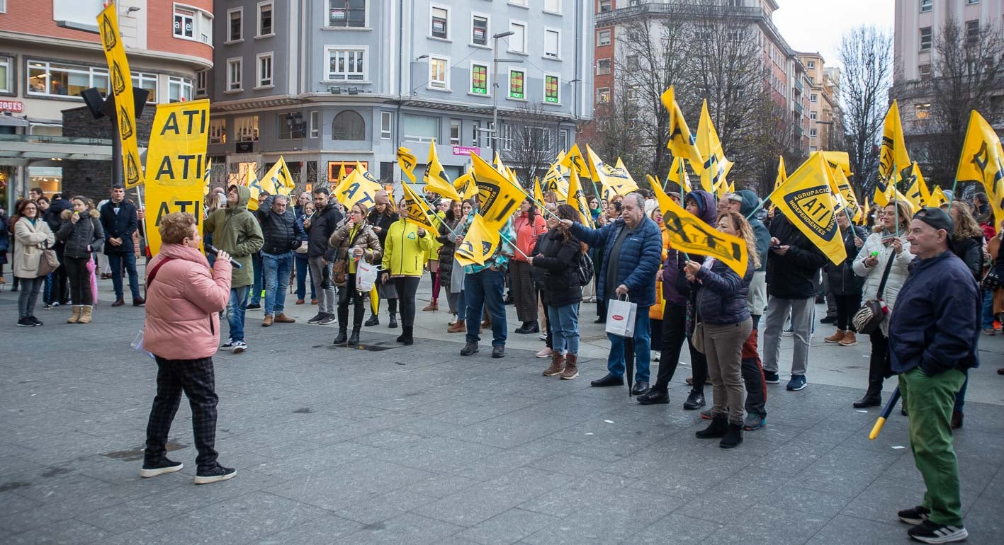 Algo más de 200 trabajadores de Valdecilla se concentraron ayer en la plaza del Ayuntamiento para pedir que la OLA no se implante en Cazoña.