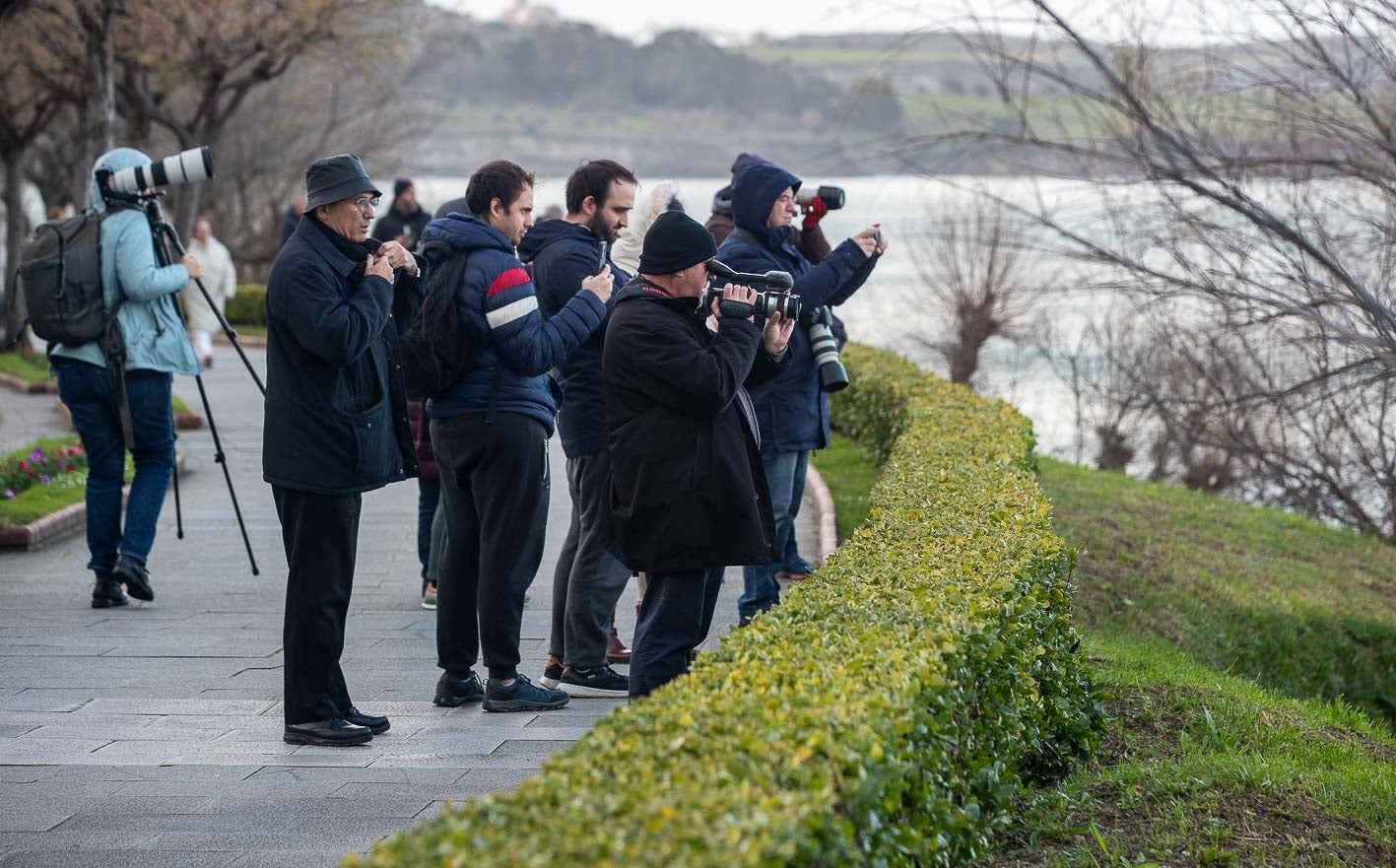 Muchos aficionados a la fotografía en la Segunda de El Sardinero preparados para captar una buena imagen