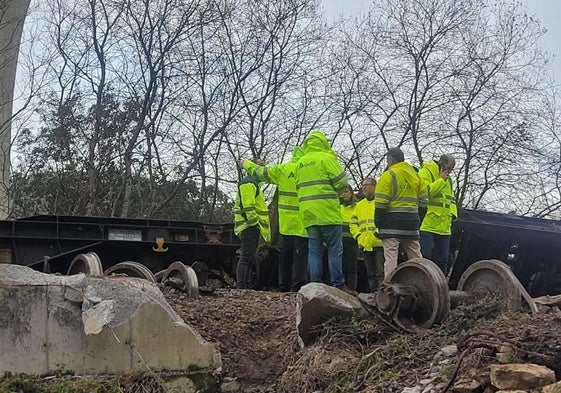 Un grupo de expertos de Adif en el punto del accidente este martes