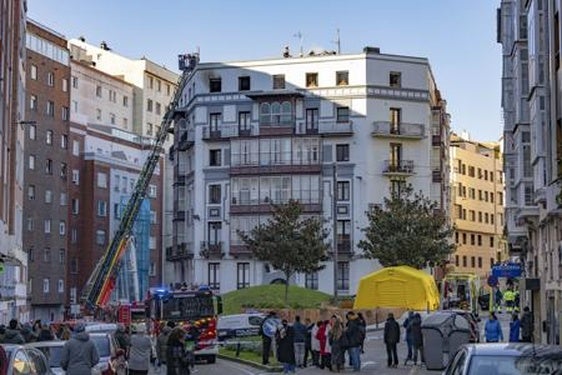 Los bomberos sofocando el incendio en el número 33 de la calle Juan de la Cosa, en Santander, el pasado 17 de enero.