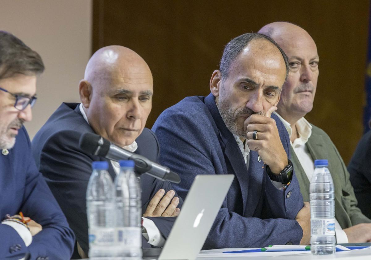 Manolo Higuera y Sebastián Ceria, durante la última Junta de Accionistas del Racing en diciembre de 2024.