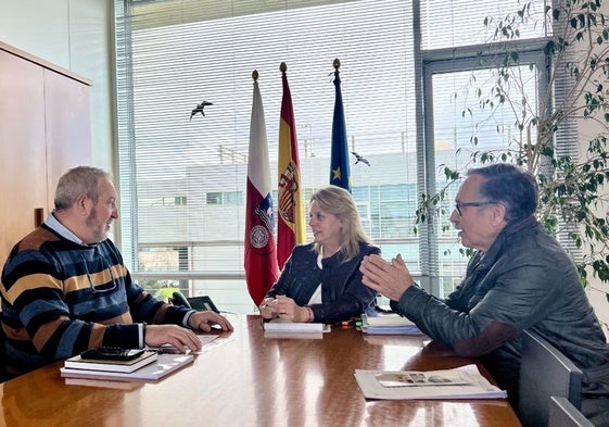 De izquierda a derecha, el alcalde de Anievas, la consejera y el concejal popular Gómez Cabrillo.