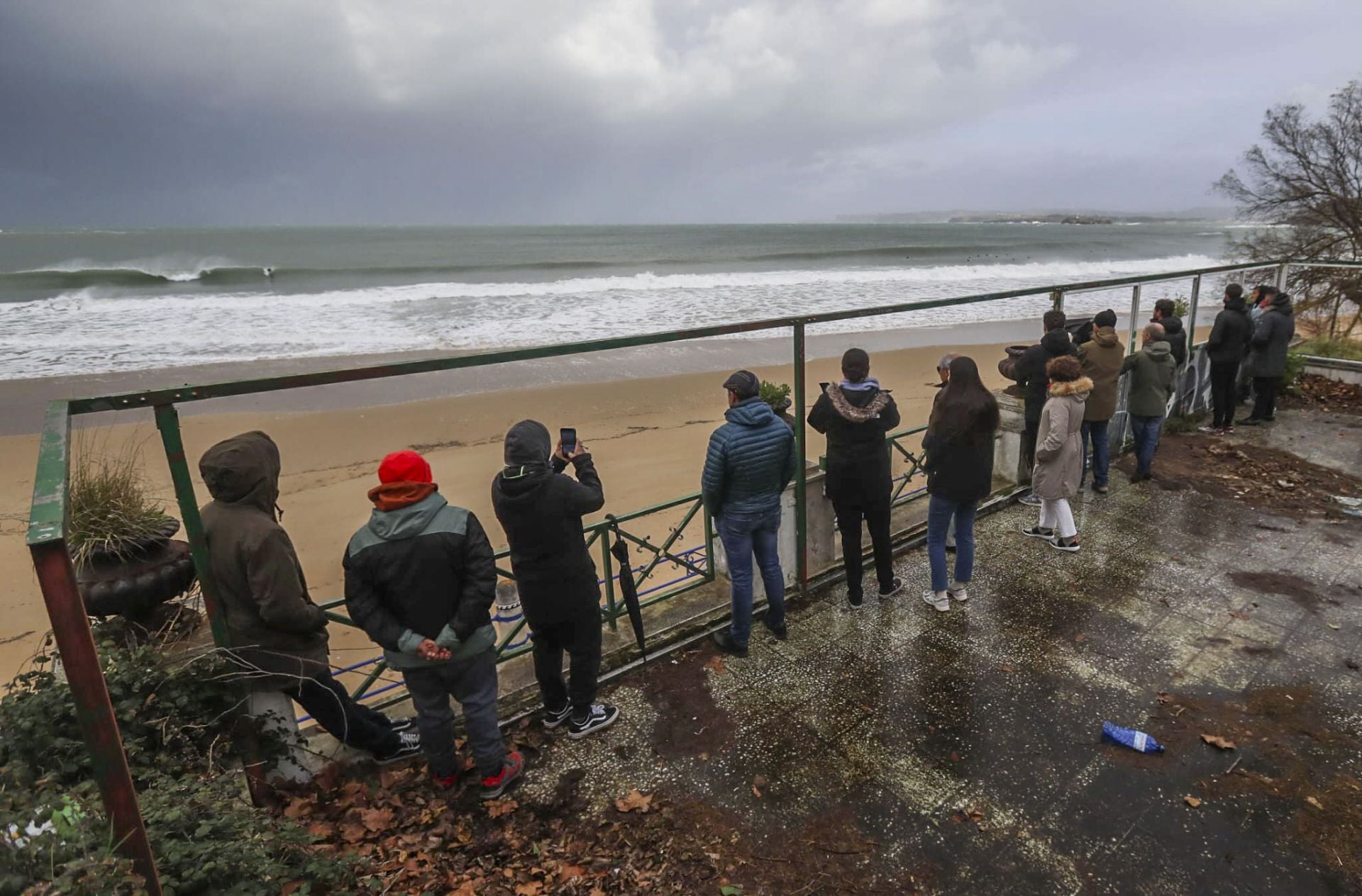 Algunos paseantes se acercaron a la playa a la espera de captar algunas imágenes de las olas. Playa de La Concha en Santander