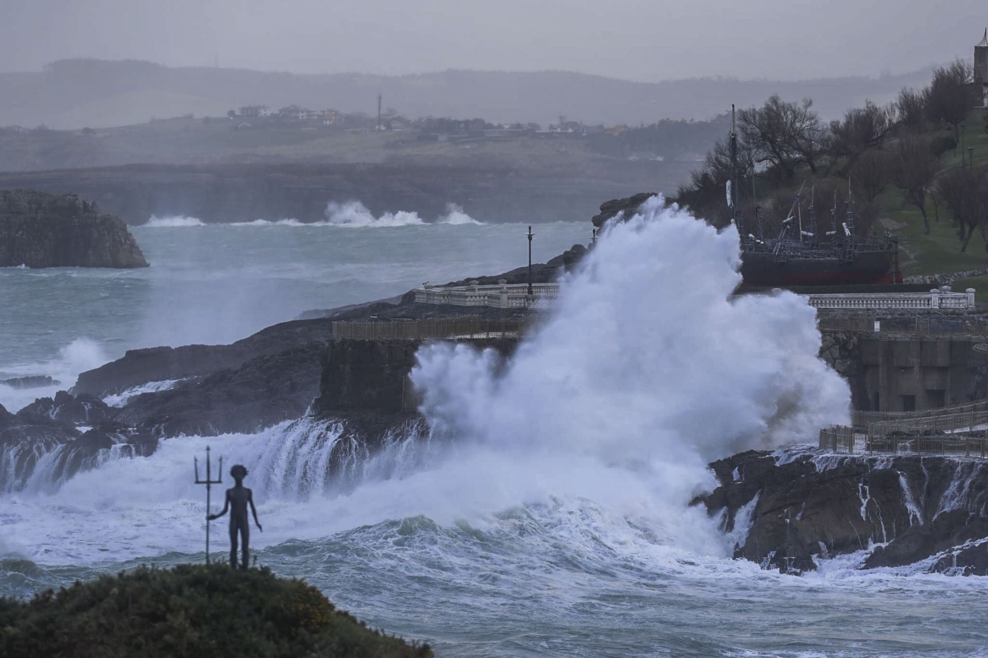 Las olas golpean contra la península de la Magdalena junto a la playa de El Camello