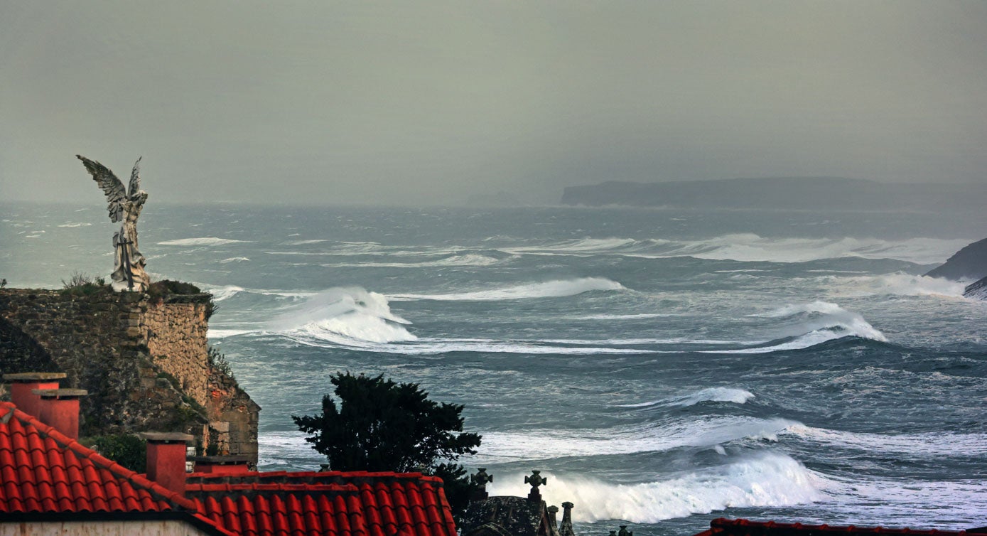 El mar embravecido desde el cementerio de Comillas