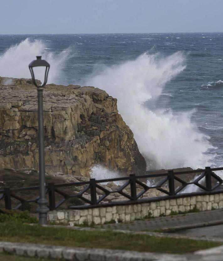 Imagen secundaria 2 - Fotografías tomadas en la costa de Suances este martes.