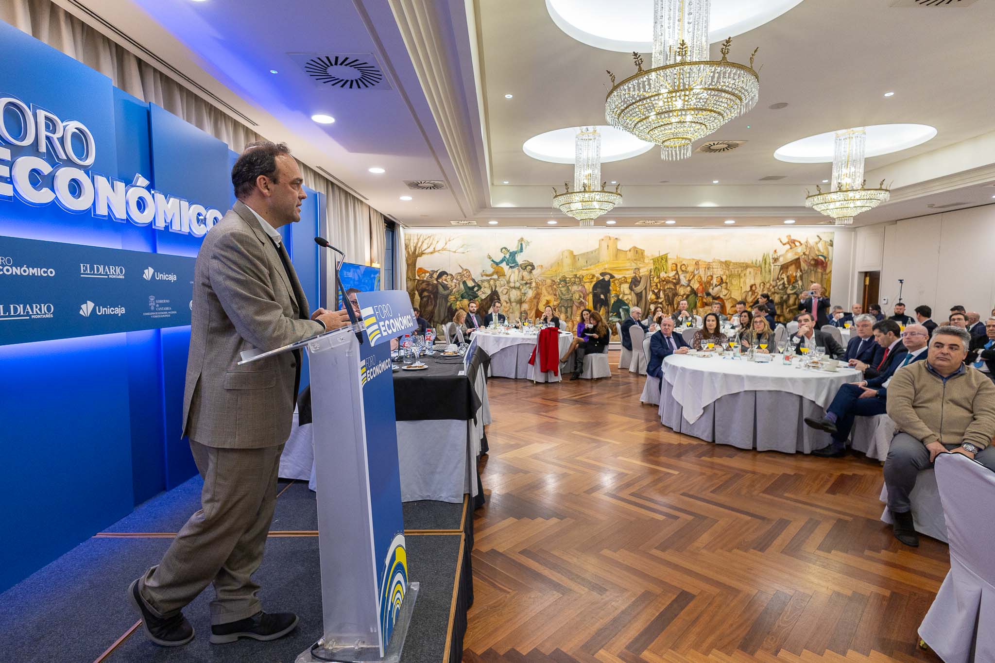 El ponente José Carlos Díez, durante su intervención en el primer foro del año en el Hotel Bahía.